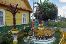 10 Lenin street in Radun, decoration made of plastic bottles in the front yard