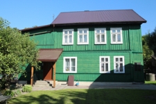 Elewacja frontowa domu drewnianego przy ulicy Wyzwolenia 1 w Szczebrzeszynie