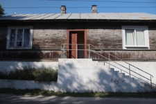 Elewacja frontowa domu drewnianego przy ulicy Zielonej 4 w Szczebrzeszynie