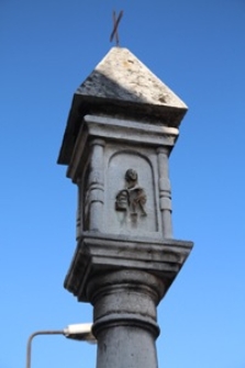 Wschodnia ścianka kapliczki przy ulicy Zamojskiej w Szczebrzeszynie