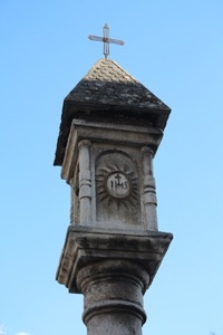 Południowa ścianka kapliczki przy ulicy Zamojskiej w Szczebrzeszynie