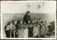 Dziewczynki oraz wychowawczyni z ochronki nr 2 w Lublinie