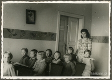 Dzieci z ochronki nr 2 w Lublinie siedzące w ławkach szkolnych