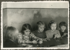 Dziewczynki z ochronki nr 2 w Lublinie siedzące w ławkach i wykonujące prace manualne - zbliżenie