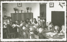 Dzieci z ochronki nr 3 w Lublinie podczas zajęć plastycznych