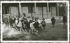 Dzieci z ochronki nr 3 w Lublinie tańczące na dworze