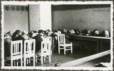 Dzieci z ochronki nr 4 w Lublinie śpiące lub pozujące na śpiące za stołami w sali