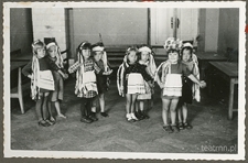 Dzieci z ochronki nr 5 w Lublinie pozujące w skromnych przebraniach do ludowego tańca