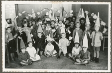 Dzieci z ochronki nr 5 w Lubinie pozujące w przebraniach własnej roboty