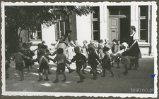 Dzieci z ochronki nr 6 w Lublinie tańczące w kółeczku przed wejściem do siedziby ochronki