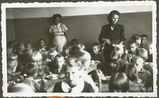 Dzieci z ochronki nr 7 w Lublinie podczas posiłku spożywanego pod opieką wychowawczyń