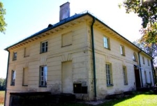 Widok na boczną elewację pałacu w Bronicach