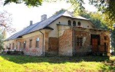 Widok na boczną i frontową elewację dworu w Drzewcach