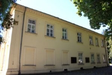 Widok na boczną elewację pałacu w Garbowie