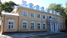 Widok na elewację frontową pałacu w Przybysławicach