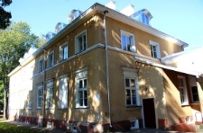 Widok na boczną i tylną elewację pałacu w Przybysławicach