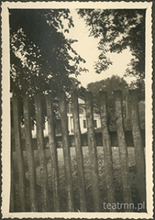 Moniaki - widok na dw&oacute;r przez płot