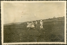 Kobiety podczas prac polowych w majątku ziemskim Moniaki