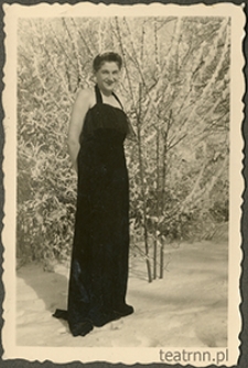 Hanna Dąbrowska zimą na terenie majątku ziemskiego Moniaki