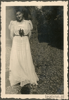 Hanna Dąbrowska na terenie majątku ziemskiego Moniaki