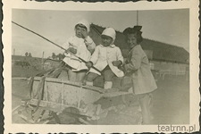 Dzieci z majątku Moniaki pozujące w bryczce