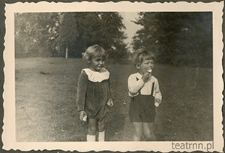 Tadeusz Dąbrowski i Andrzej Olszowski na terenie majątku Moniaki