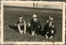 Stefan Olszowski, Krzysztof Dąbrowski i Zofia Dąbrowska na terenie majątku Moniaki