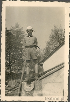 Krzysztof Dąbrowski stojący na oranżerii w majątku Moniaki