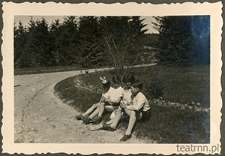 Maria i Wojciech Świerczewscy oraz Krzysztof i Zofia Dąbrowscy w majątku Mazan&oacute;w