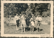 Maria i Wojciech Świerczewscy oraz Krzysztof i Zofia Dąbrowscy pozujący przy kwitnącym krzewie w majątku Mazanów