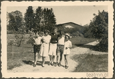 Maria Świerczewska i dzieci w majątku Mazan&oacute;w
