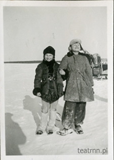 Zofia Dąbrowska i Wojciech Świerczewski zimą w majątku Moniaki