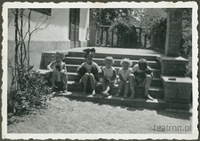 Dzieci z rodzin Dąbrowskich i Olszowskich na ganku dworu w Moniakach