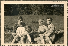 Hanna Dąbrowska z synem Tadeuszem i Zofia Olszowska z synem Andrzejem w Moniakach