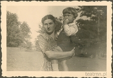 Hanna Dąbrowska z synem Tadeuszem w Moniakach