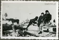 Sceny kuligowe z dziećmi rodzin Dąbrowskich, Świerczewskich i Olszowskich przy ściętej brzozie w Moniakach