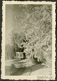 Dw&oacute;r w majątku ziemskim Moniaki zimą