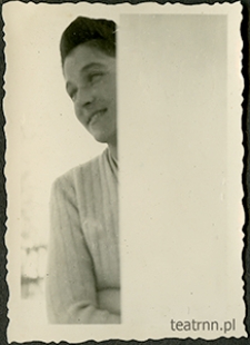 Hanna Dąbrowska na terenie majątku ziemskiego Moniaki pozująca zza rogu