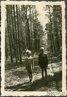 Zofia i Krzysztof Dąbrowscy w lesie w majątku ziemskim w Moniakach