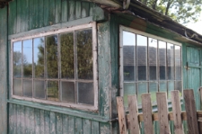 Naroże przybud&oacute;wki domu drewnianego przy ulicy Kościuszki 42 w Krasnobrodzie