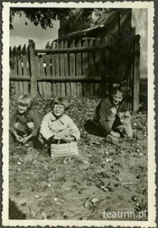 Zofia Dąbrowska, Andrzej Olszowski i Tadeusz Dąbrowski w majątku ziemskim Moniaki podczas zbierania kasztan&oacute;w