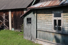 Elewacja ściany szczytowej domu drewnianego przy ulicy Kościuszki 42 w Krasnobrodzie