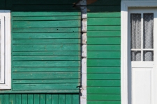 Poziomy szalunek domu drewnianego przy ulicy Sikorskiego 30 w Krasnobrodzie