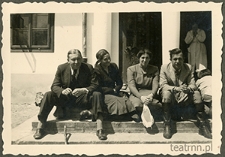 Rodzina Dąbrowskich na gangu dworu w majątku Moniaki