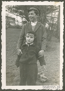 Krzysztof Dąbrowski i Andrzej Olszowski w majątku ziemskim Moniaki z samochodem zabawką w tle