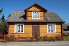 Elewacja frontowa domu drewnianego przy ulicy Partyzant&oacute;w 11 w Krasnobrodzie