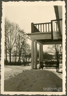 Zima w majątku ziemskim Moniaki, widok wejścia do dworu z boku