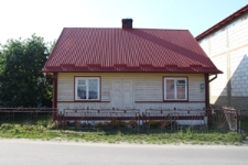 Elewacja frontowa domu drewnianego przy ulicy Mickiewicza 14 w Krasnobrodzie