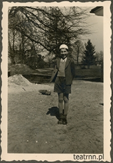 Krzysztof Dąbrowski na terenie majątku Moniaki