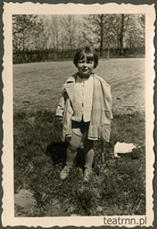 Tadeusz Dąbrowski na terenie majątku ziemskiego Moniaki